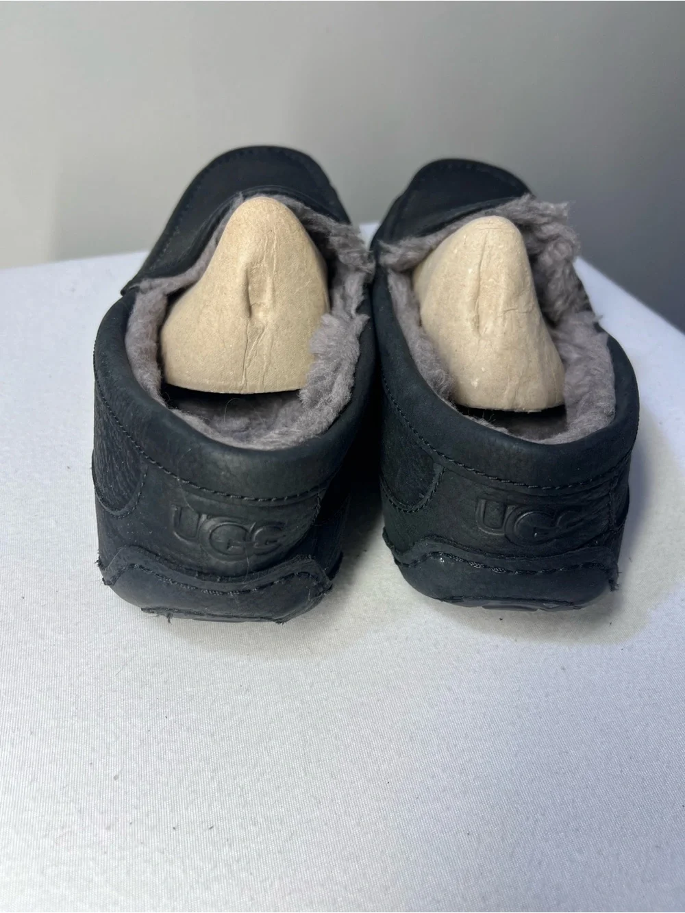 UGG Mens ascot 1101110 like new  no box Black Leather size 11 Slippers.